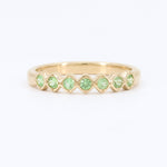 Load image into Gallery viewer, Gold ring with alternating green gemstones in a delicate, scalloped design. Elegant and feminine accessory.