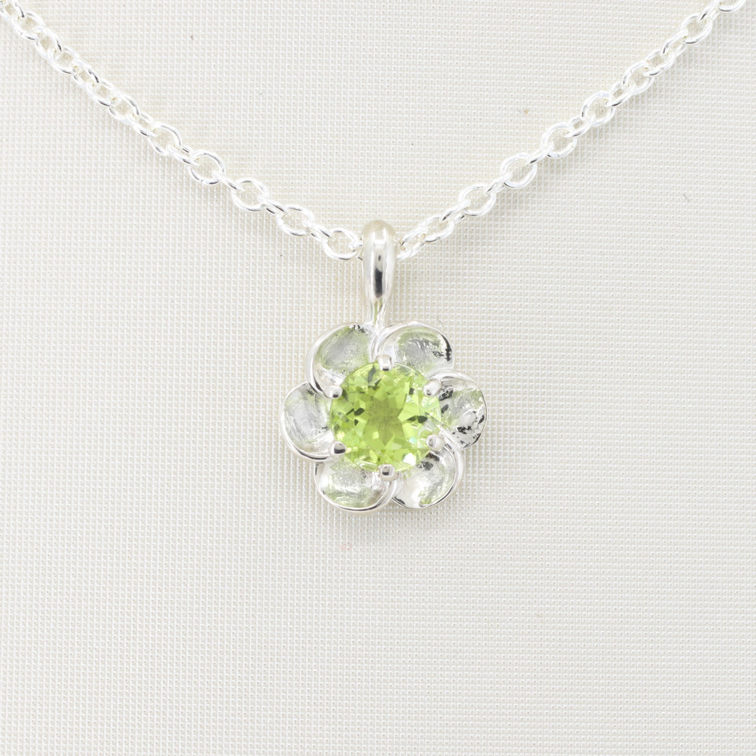 Peridot Flower Pendant, 0.51ct in Sterling Silver, 18 inch Chain