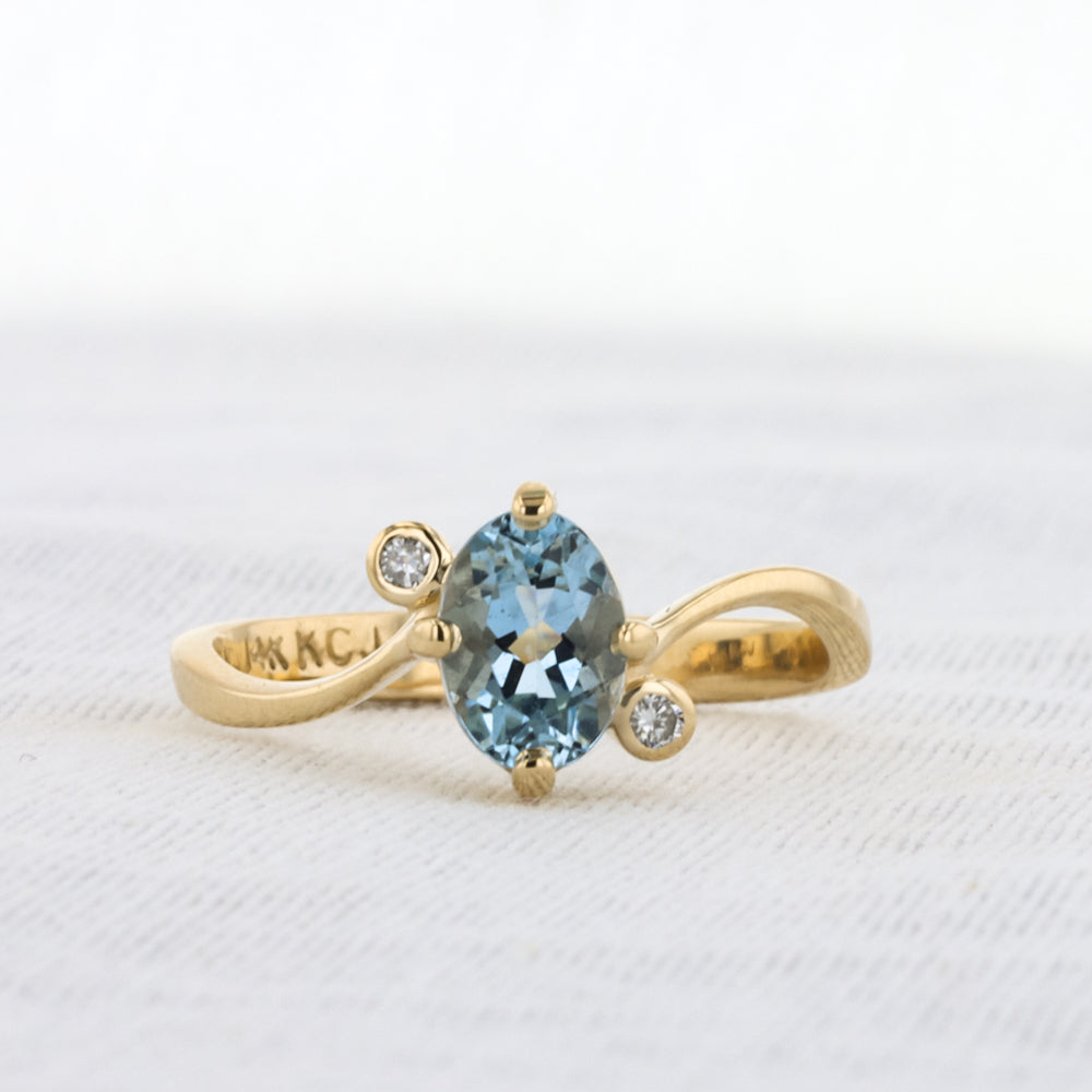 Oval Aquamarine Ring with Wavy Gold Band in Yellow Gold
